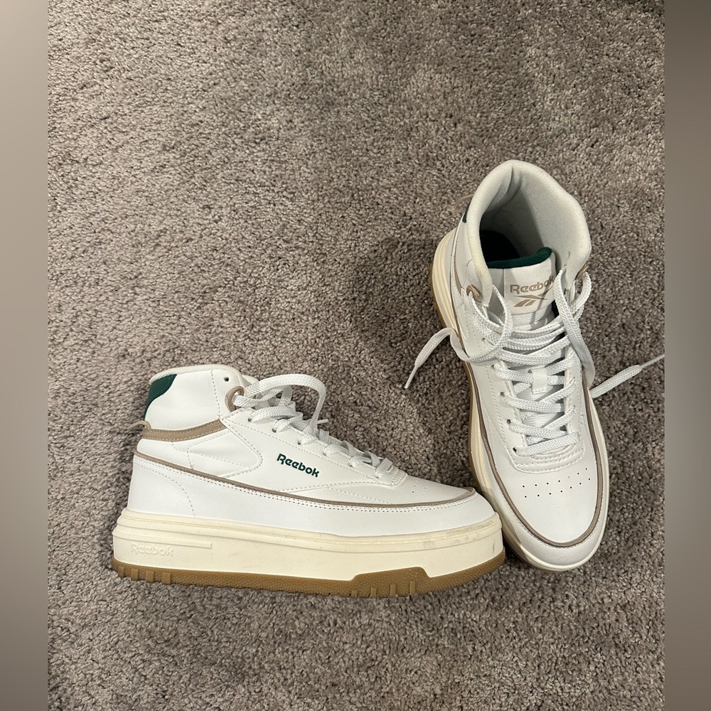 Reebok platform hightop sneakers, like new. women size 9. white and green.